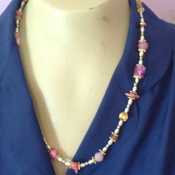 Necklace with Clasp, Pink &White & Gold,  beaded Necklace - Picture 2 of 6